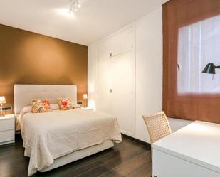 Dormitori de Apartament de lloguer en  Barcelona Capital amb Aire condicionat, Moblat i Forn