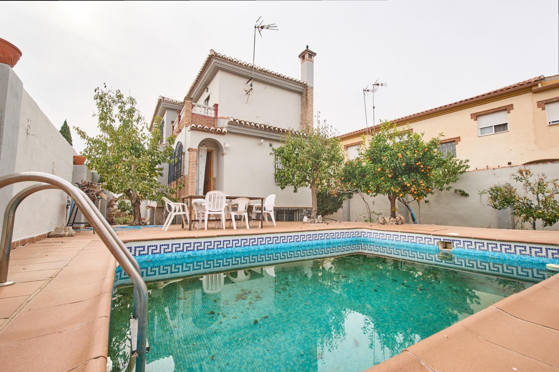 Swimming pool of House or chalet for sale in Jun