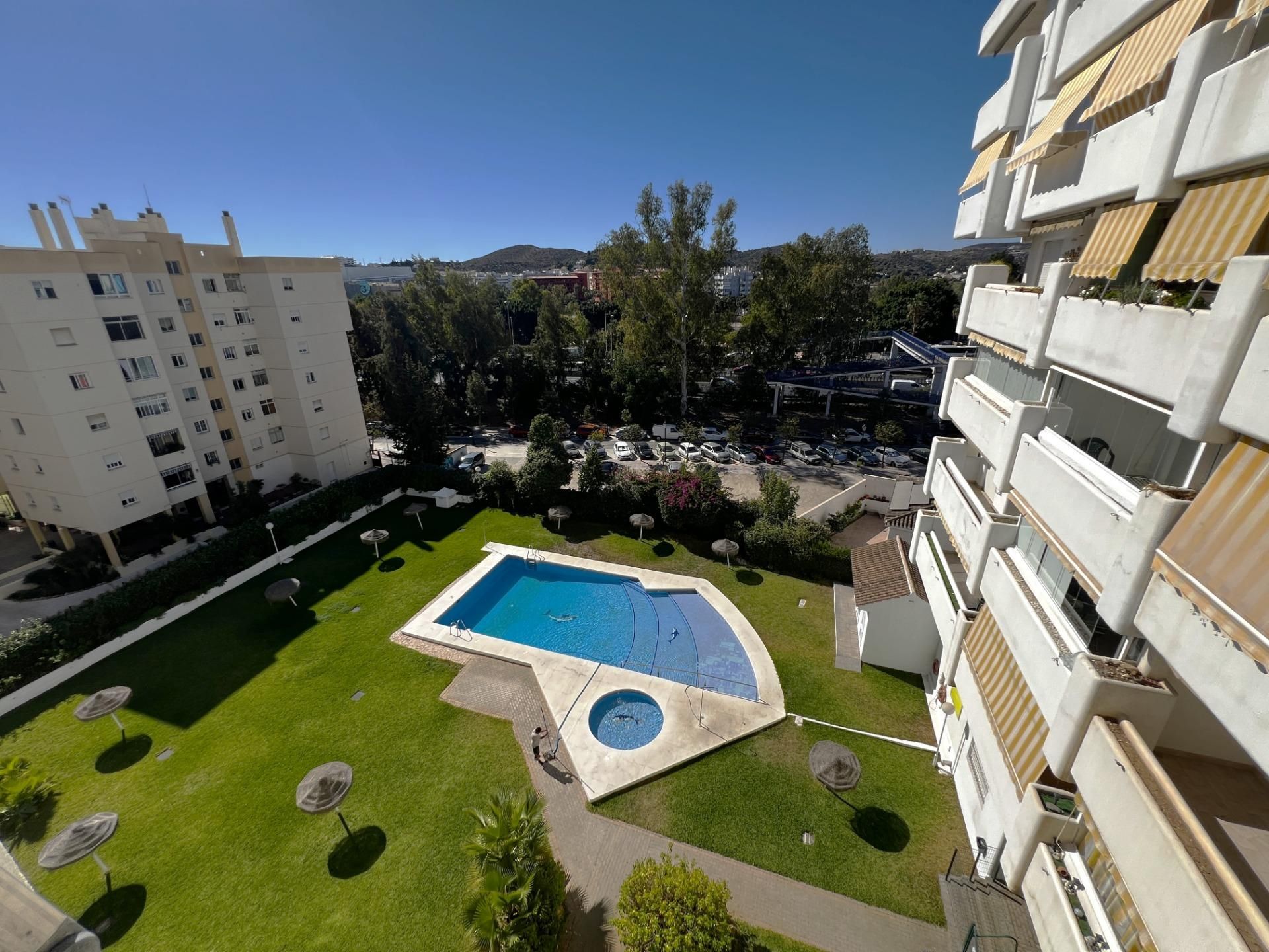 Piscina de Apartament de lloguer en Fuengirola amb Jardí privat, Terrassa i Piscina comunitària