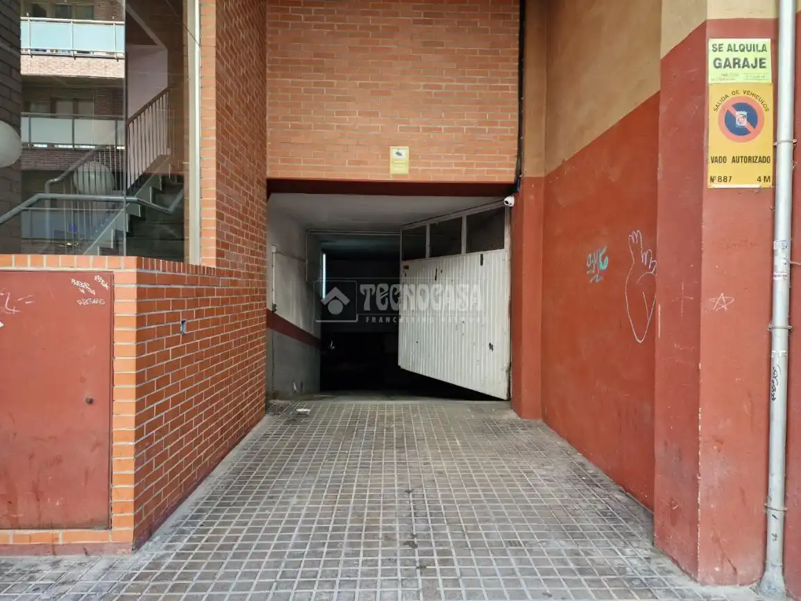 Parking de Piso en venta en Huesca con Calefacción y Trastero
