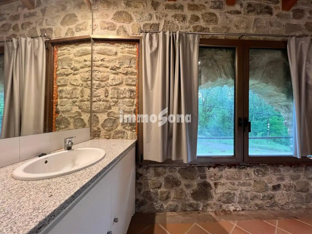 Bany de Finca rústica en venda en La Vall d'en Bas amb Calefacció, Jardí privat i Alarma