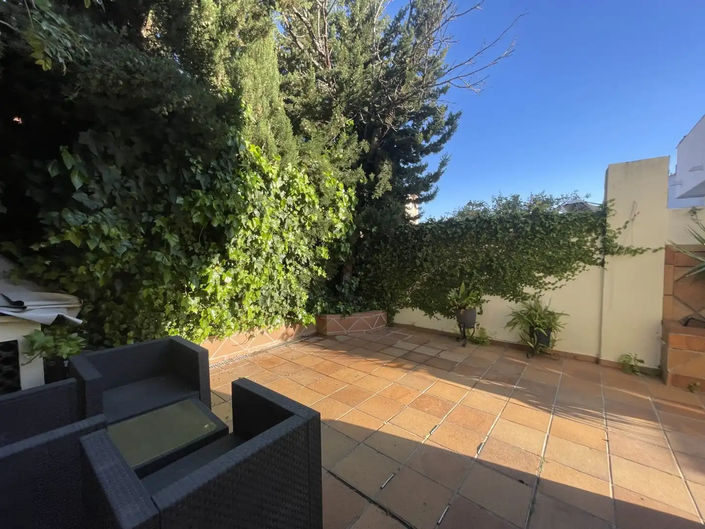 Terrasse von Einfamilien-Reihenhaus zum Verkauf in Gines mit Klimaanlage, Heizung und Abstellraum