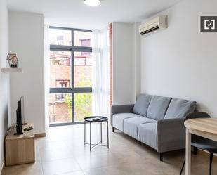 Living room of Flat to rent in  Madrid Capital  with Air Conditioner, Heating and Furnished
