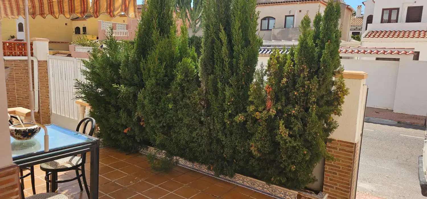 Terrasse von Einfamilien-Reihenhaus zum Verkauf in Torrevieja mit Terrasse, Möbliert und Alarm