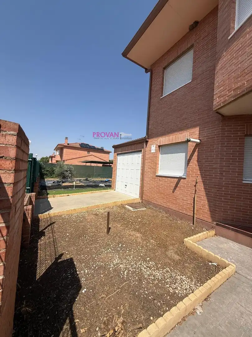 Parking de Casa adosada en venta en Galápagos con Calefacción y Jardín privado