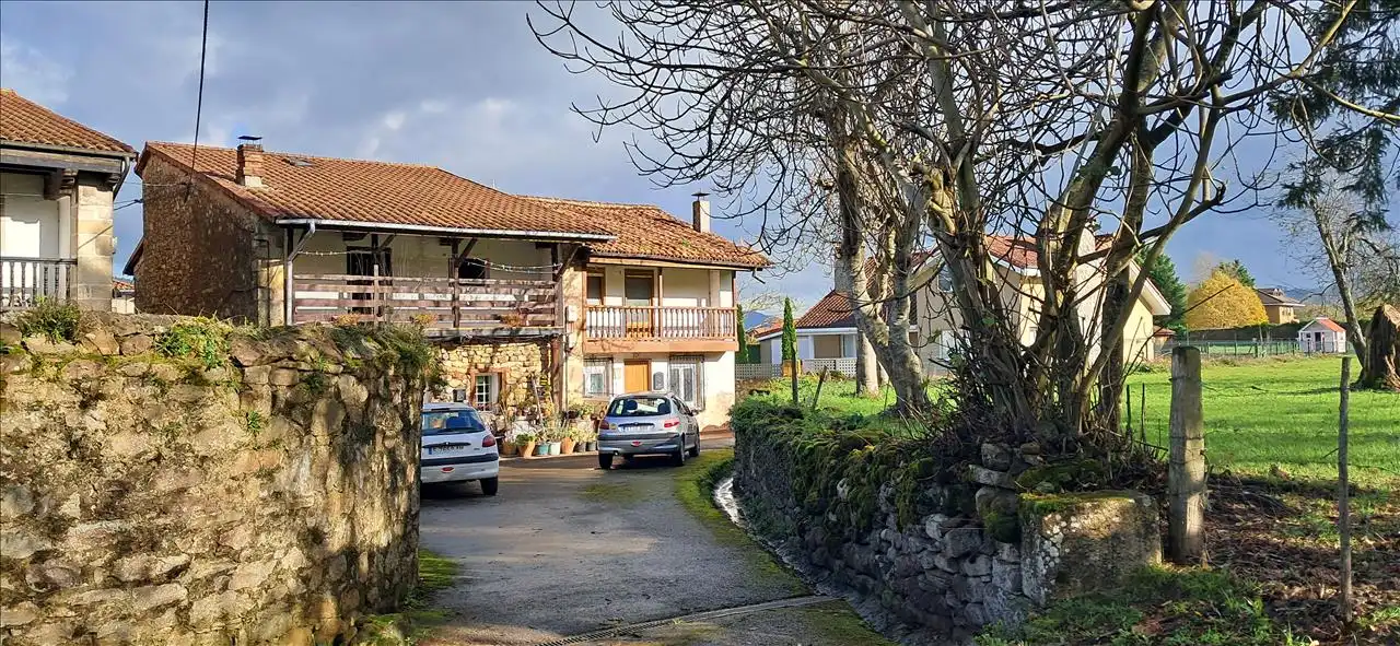 Vista exterior de Piso en venta en Santa María de Cayón