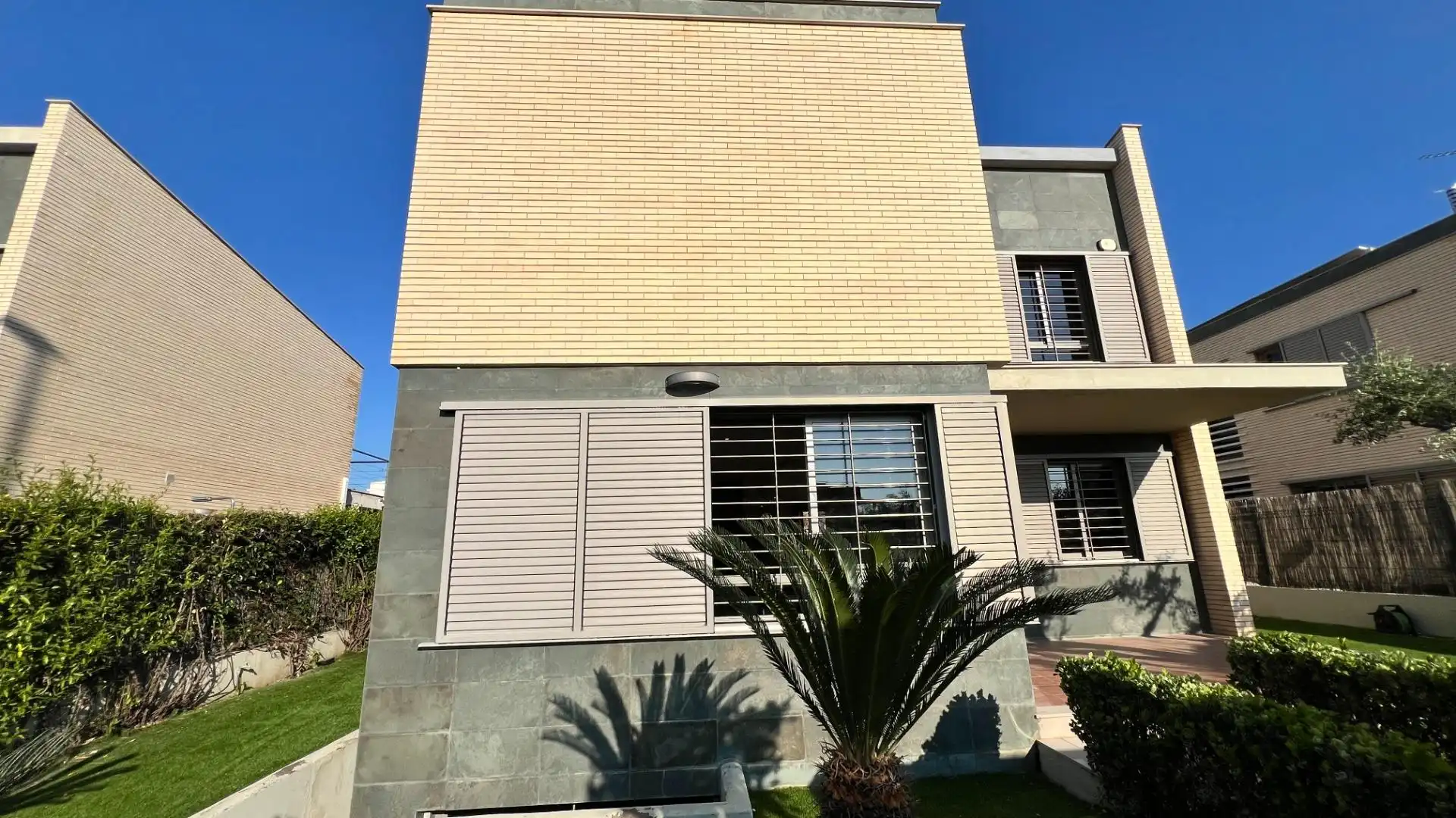 Vista exterior de Casa o xalet en venda en Castellón de la Plana / Castelló de la Plana amb Aire condicionat, Calefacció i Jardí privat