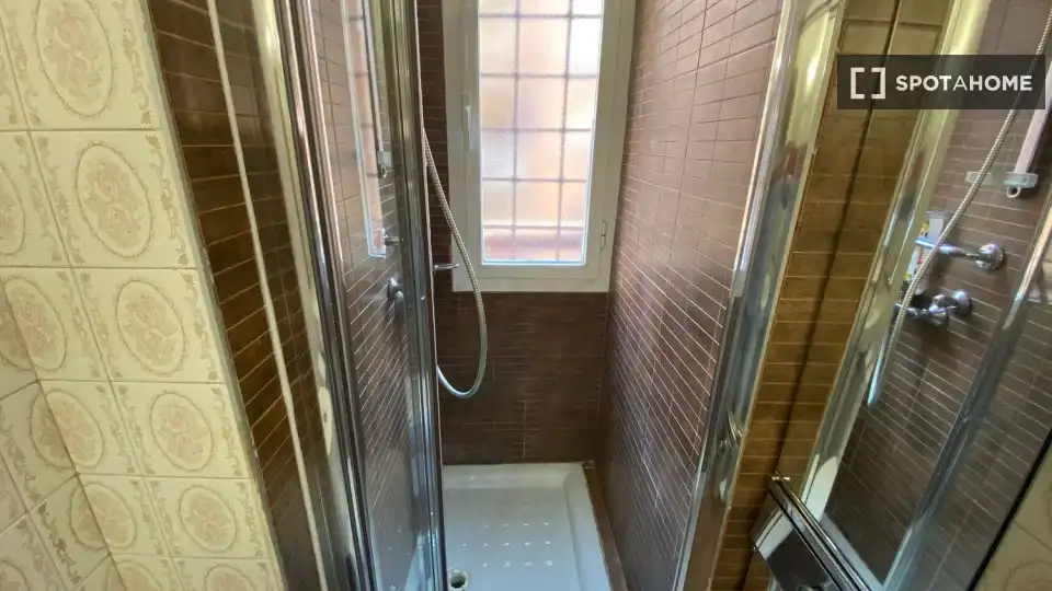 Bathroom of Flat for rent in Madrid  with Air Conditioner, Heating and Furnished