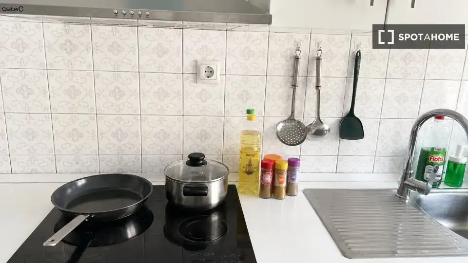 Cocina de Apartamento para compartir en Madrid con Aire acondicionado, Calefacción y Terraza