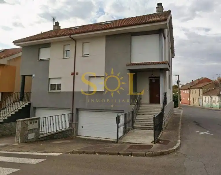 Vista exterior de Casa adosada en venta en Sariegos con Calefacción, Jardín privado y Terraza