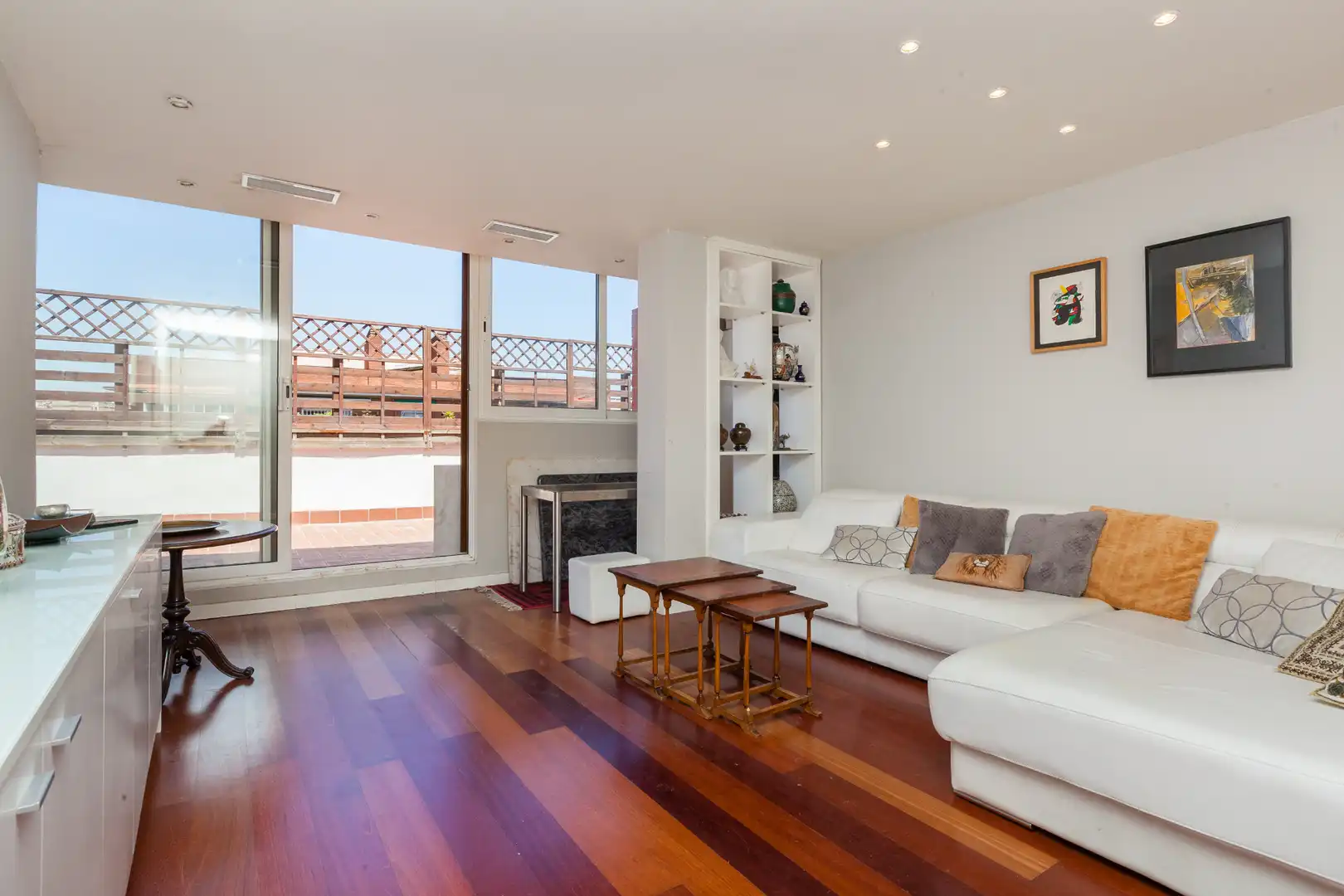 Wohnzimmer von Dachboden zum Verkauf in Barcelona mit Klimaanlage, Terrasse und Abstellraum