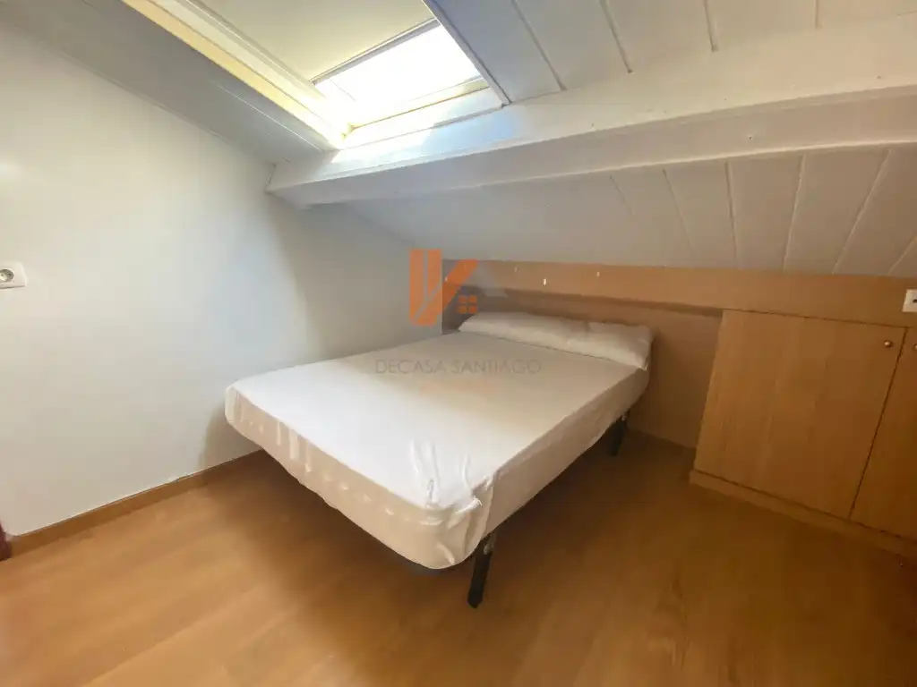 Dormitori de Apartament de lloguer en Santiago de Compostela  amb Calefacció i Moblat