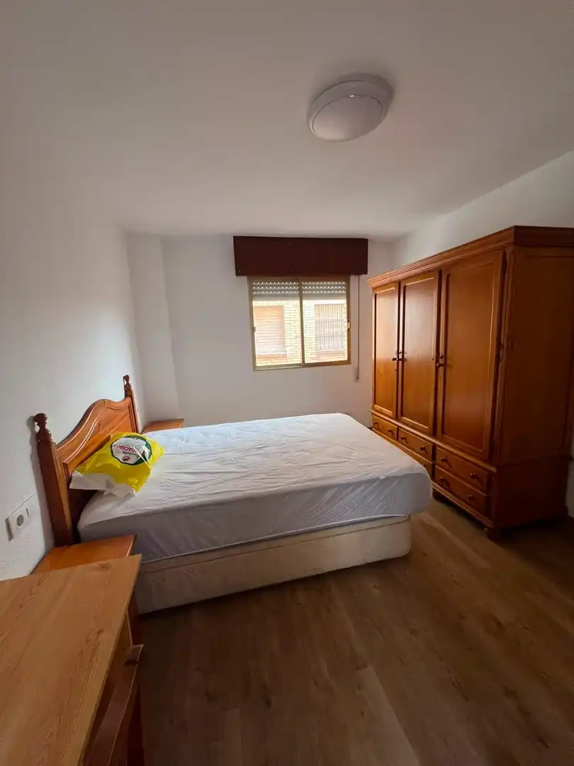 Dormitori de Apartament de lloguer en Almería amb Aire condicionat i Moblat