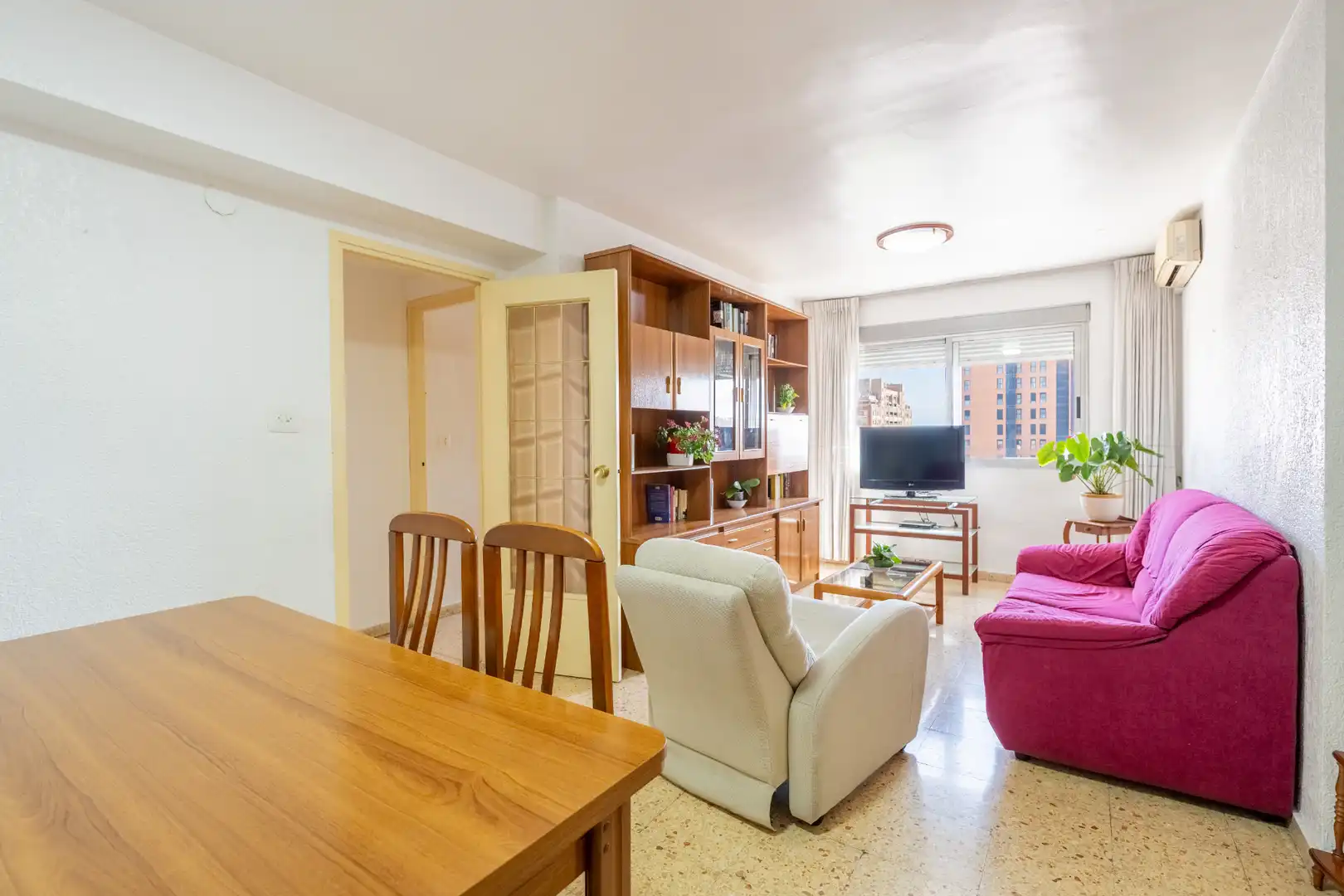 Living room of Flat for sale in Valencia  with Air Conditioner, Furnished and Oven