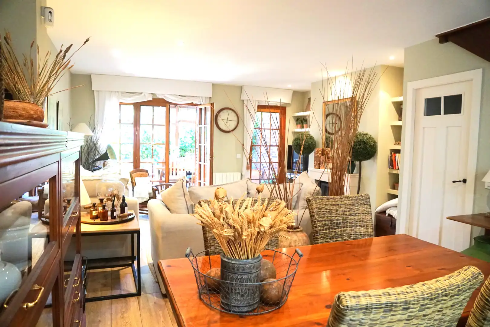 Wohnzimmer von Einfamilien-Reihenhaus zum Verkauf in Badalona mit Klimaanlage, Heizung und Privatgarten