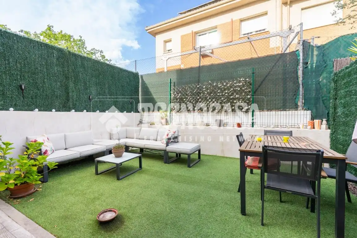 Terraza de Casa adosada en venta en Colmenar Viejo con Aire acondicionado, Calefacción y Jardín privado