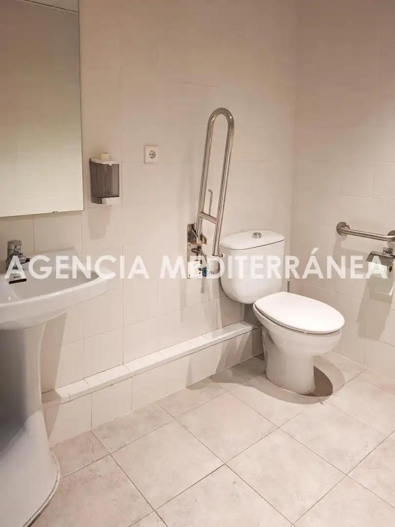 Bany de Oficina en venda en Gandia amb Aire condicionat i Moblat