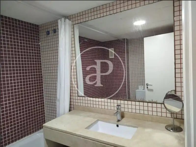 Badezimmer von Wohnung zur Miete in Valencia mit Klimaanlage und Heizung
