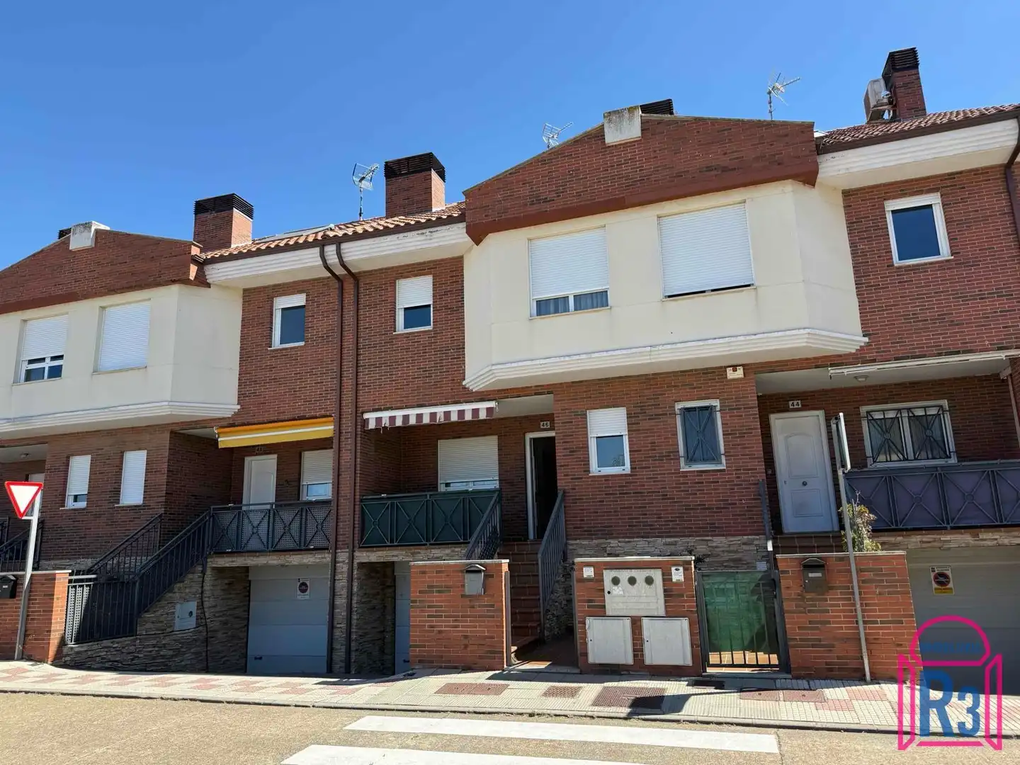 Vista exterior de Casa adosada de lloguer en Villaquilambre amb Calefacció, Jardí privat i Moblat