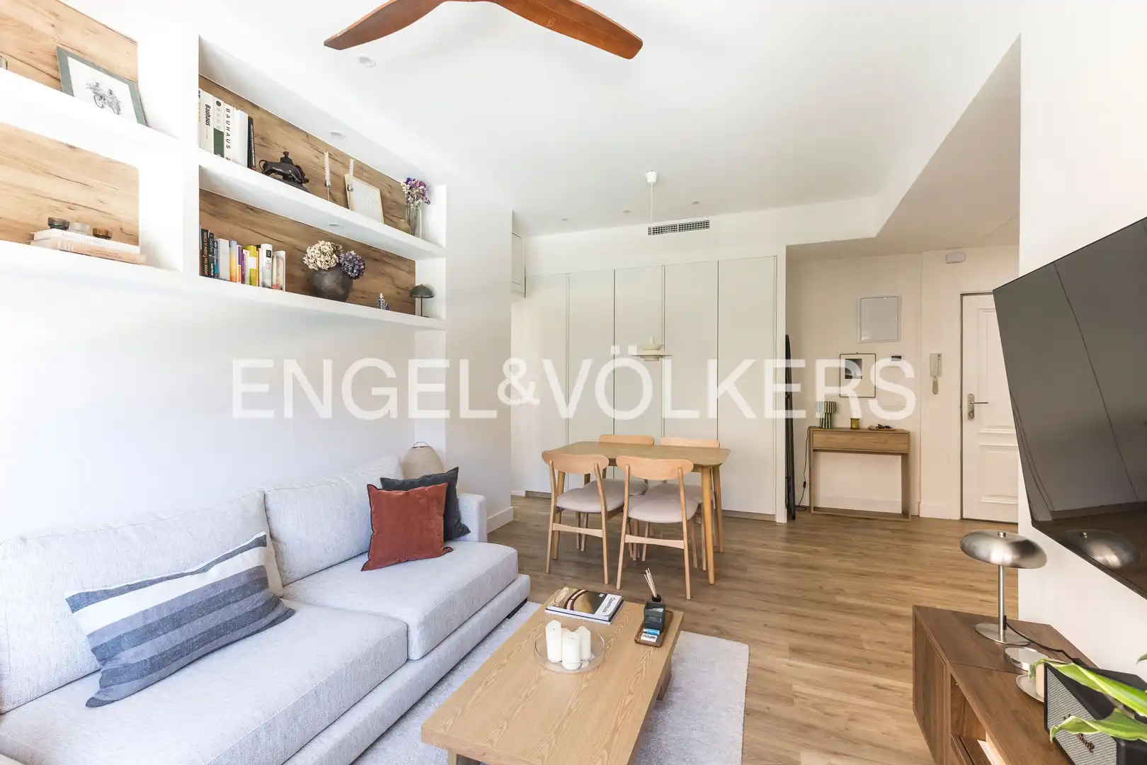 Living room of Flat for sale in Madrid  with Air Conditioner, Heating and Swimming Pool