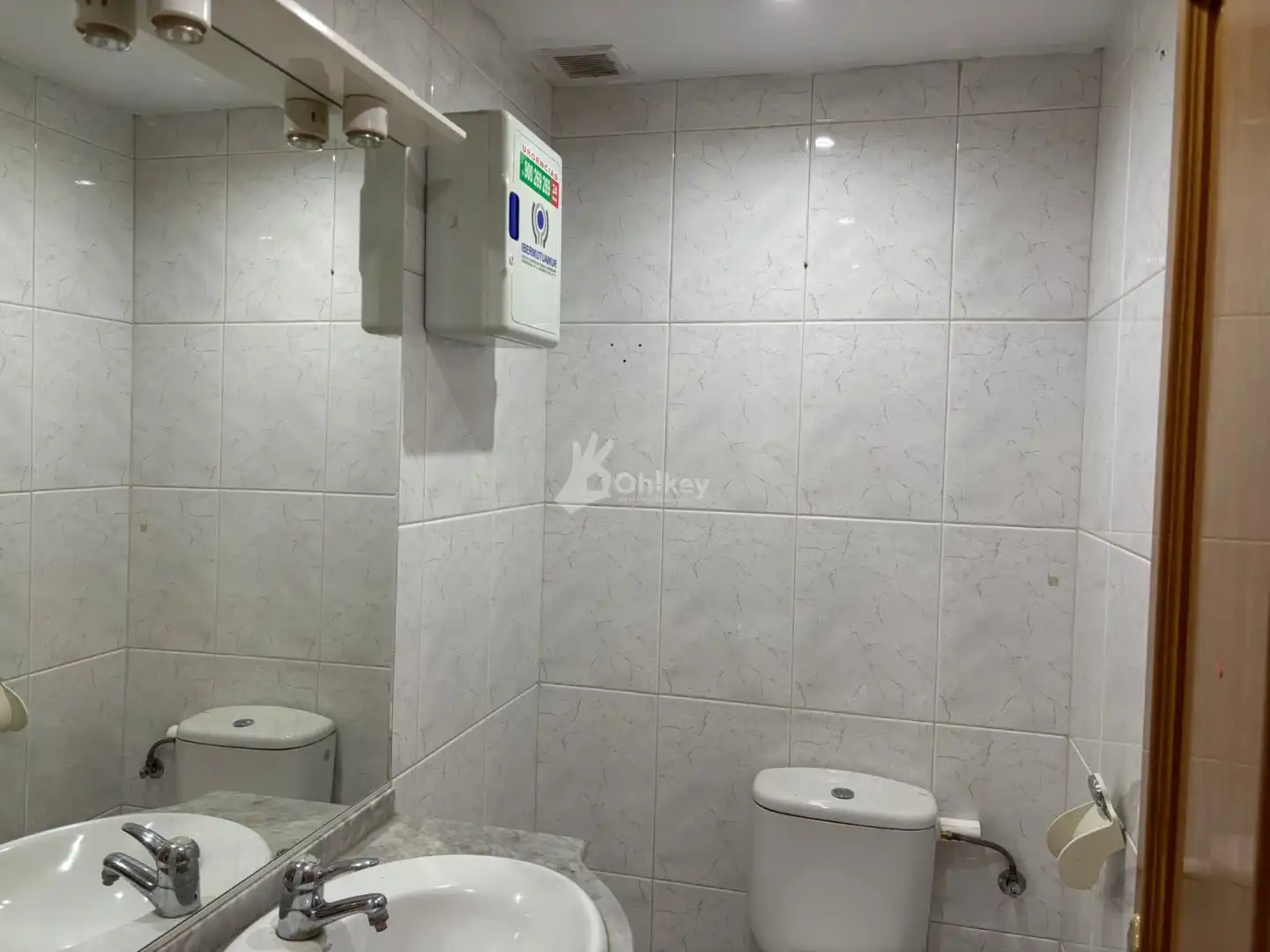 Bathroom of Houses for sale in Onzonilla  with Heating, Parquet flooring and Swimming Pool