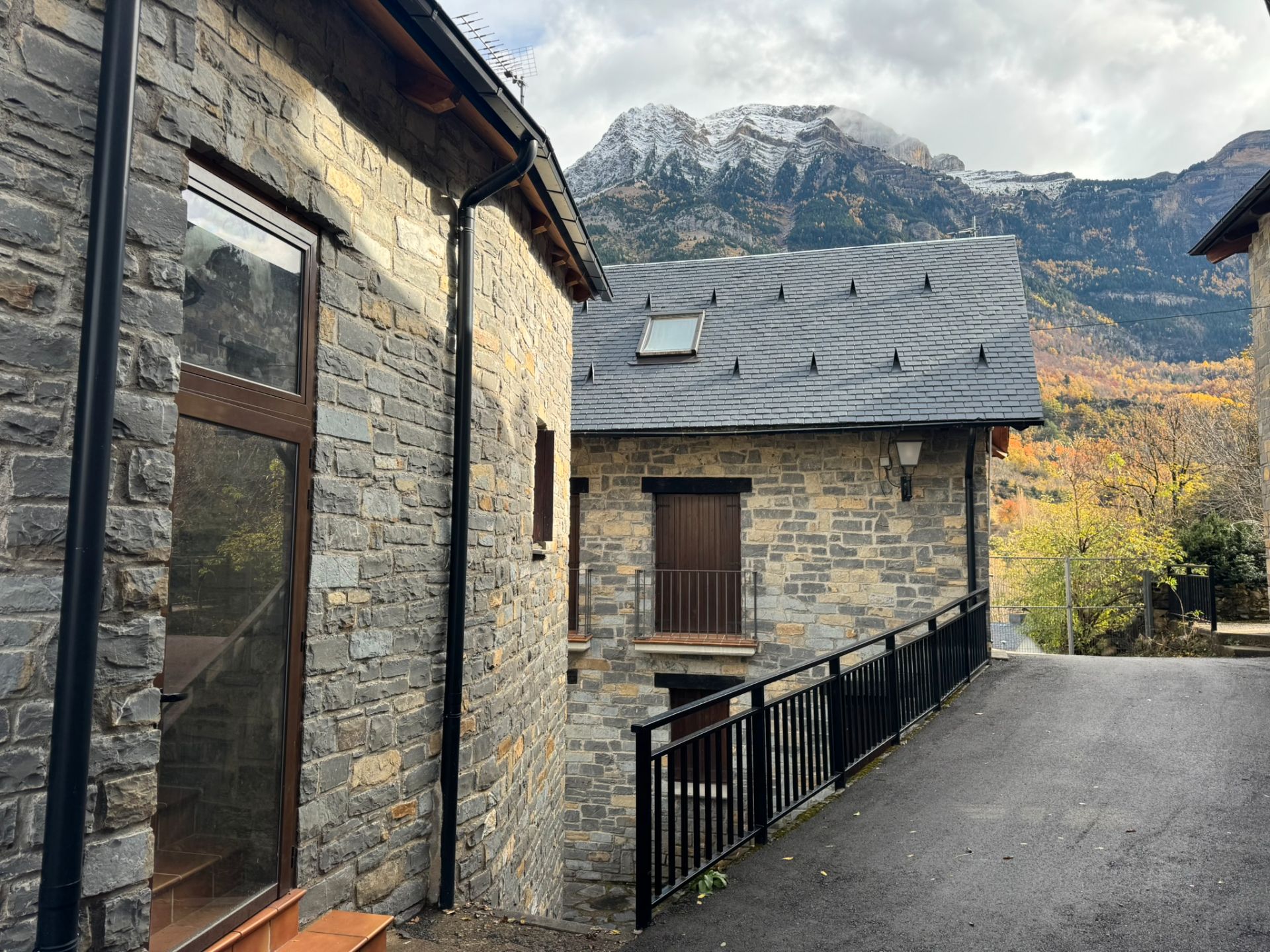 Vista exterior de Casa adosada en venda en Hoz de Jaca amb Calefacció, Parquet i Traster