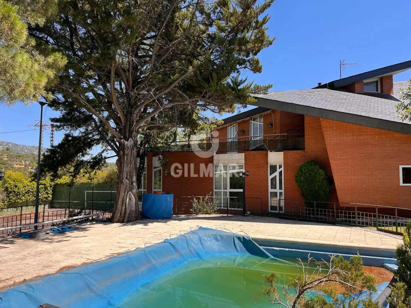 Vista exterior de Casa o xalet en venda en Hoyo de Manzanares amb Calefacció, Jardí privat i Piscina