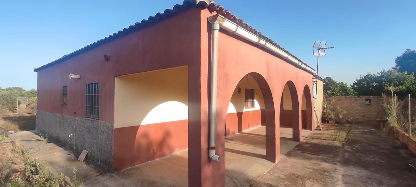 Vista exterior de Casa o xalet en venda en Dos Hermanas amb Jardí privat
