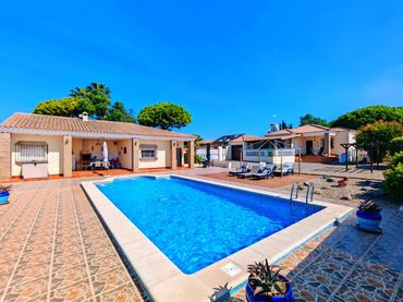 Detached house with pool for sale in Las Lagunas - Campano