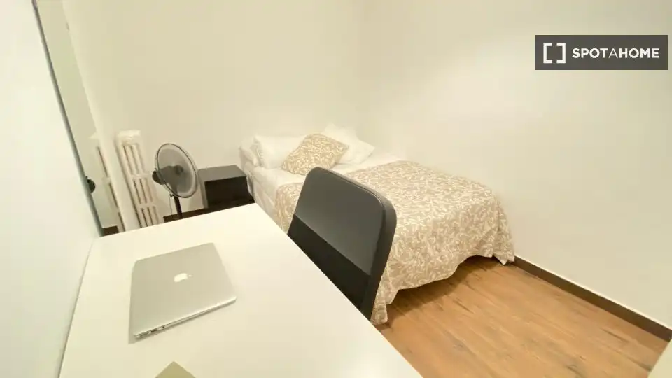 Bedroom of Flat for rent in Madrid  with Air Conditioner, Heating and Furnished