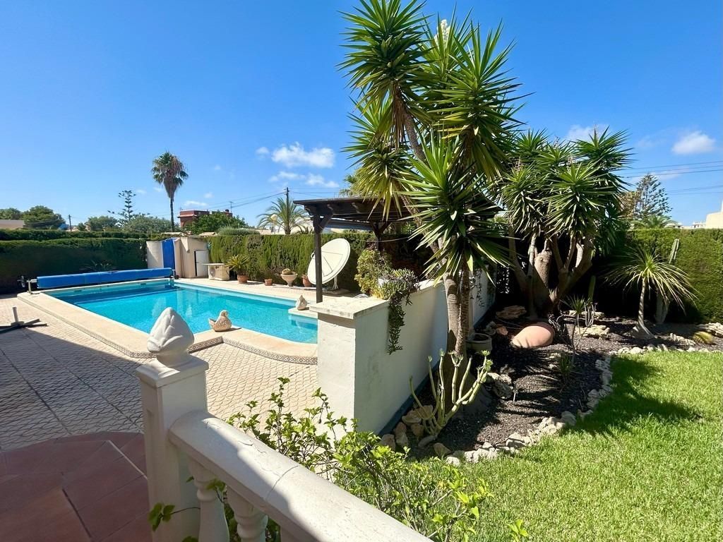 Piscina de Casa o xalet en venda en Orihuela amb Aire condicionat, Calefacció i Jardí privat