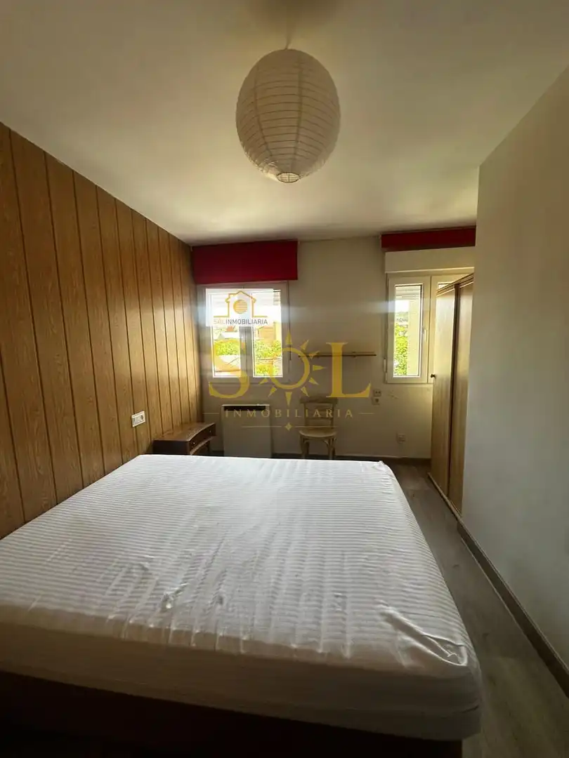 Dormitori de Apartament en venda en León Capital  amb Calefacció, Parquet i Moblat