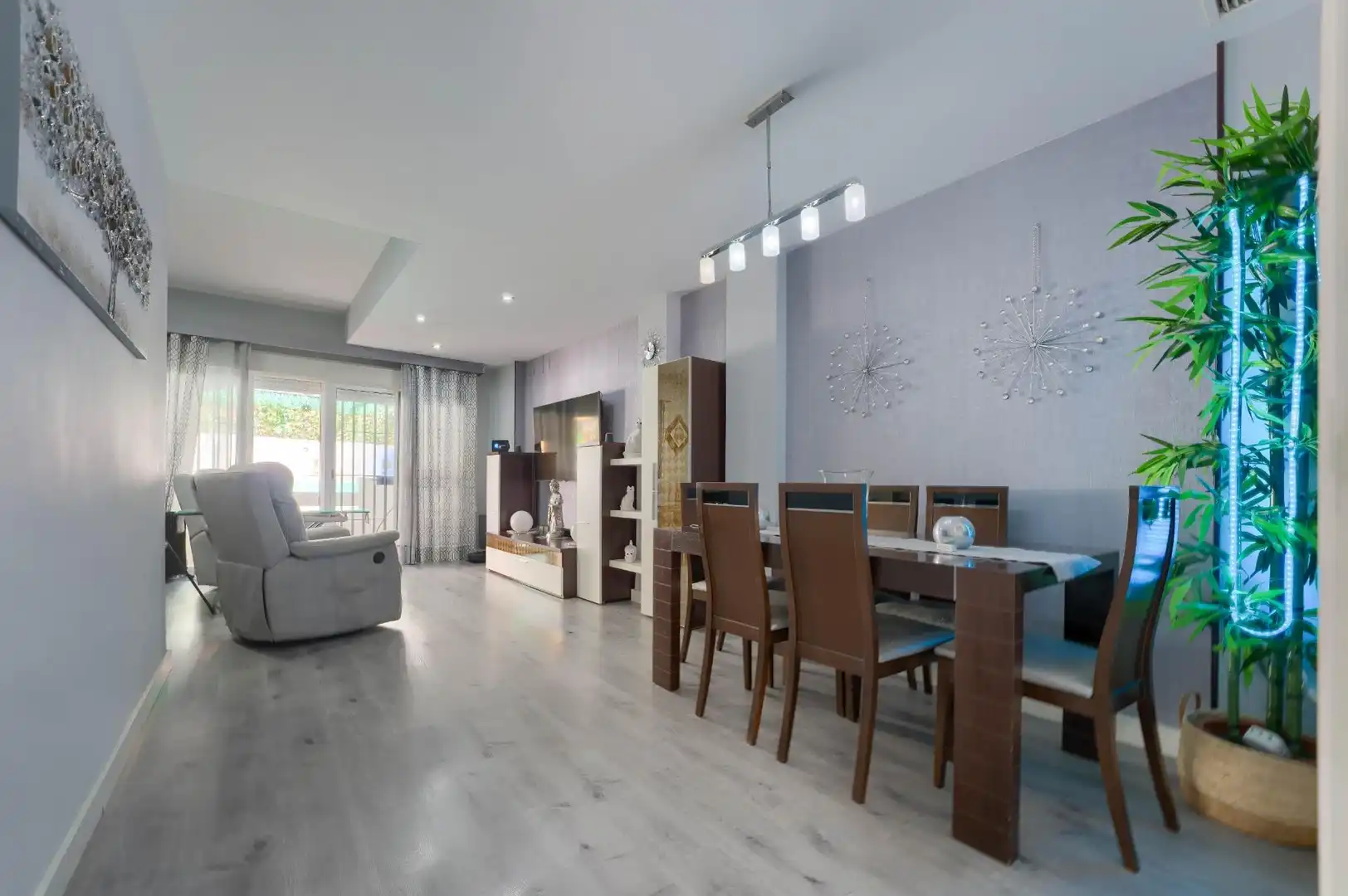 Esszimmer von Einfamilien-Reihenhaus zum Verkauf in Espartinas mit Klimaanlage, Heizung und Parkett