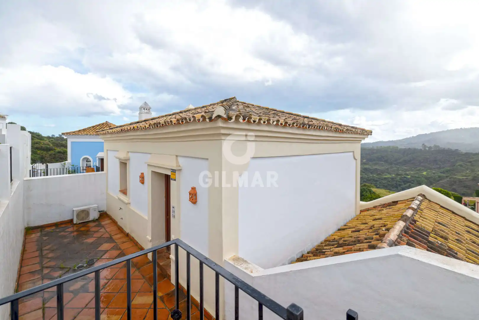 Vista exterior de Casa adosada en venta en Benahavís con Calefacción y Piscina