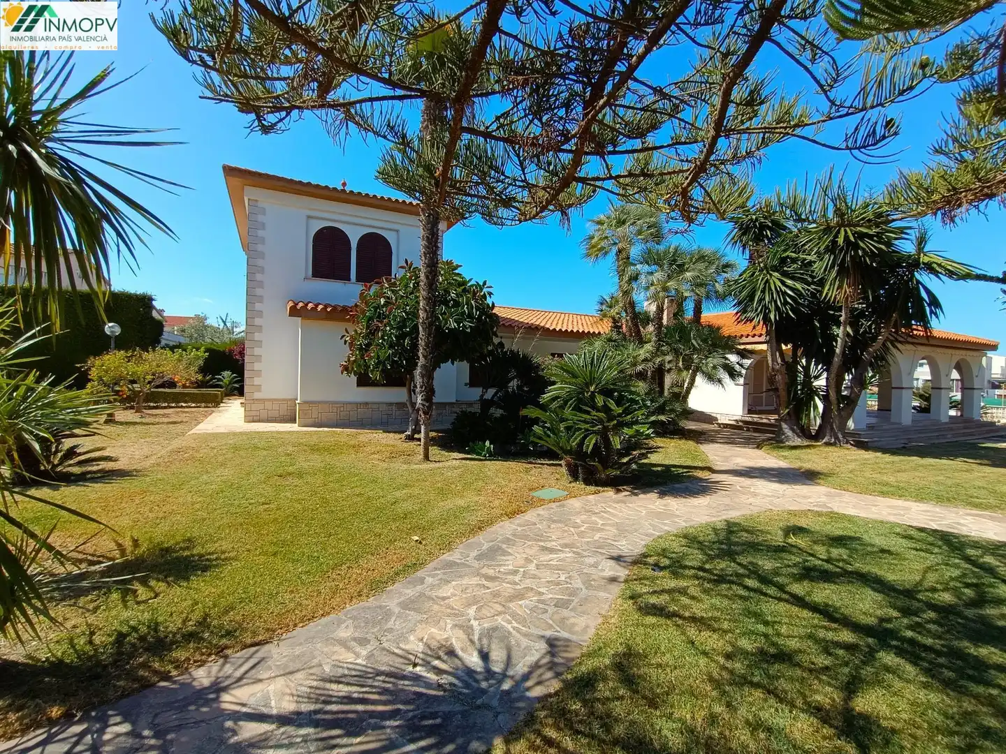 Vista exterior de Casa o xalet en venda en Vinaròs amb Jardí privat, Terrassa i Traster
