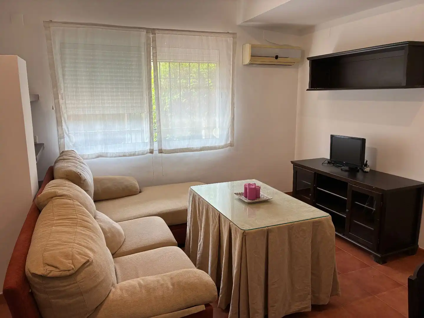 Wohnzimmer von Maisonette zur Miete in Dos Hermanas mit Klimaanlage, Privatgarten und Abstellraum