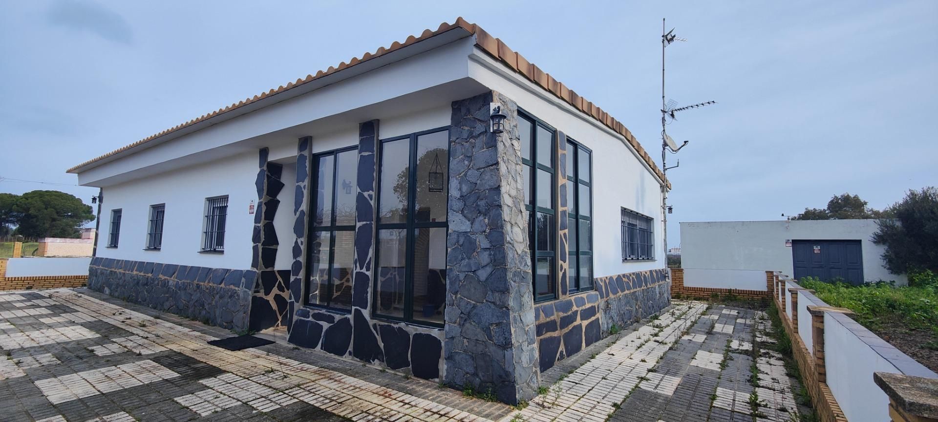 Exterior view of Country house for sale in Gibraleón  with Private garden, Terrace and Swimming Pool