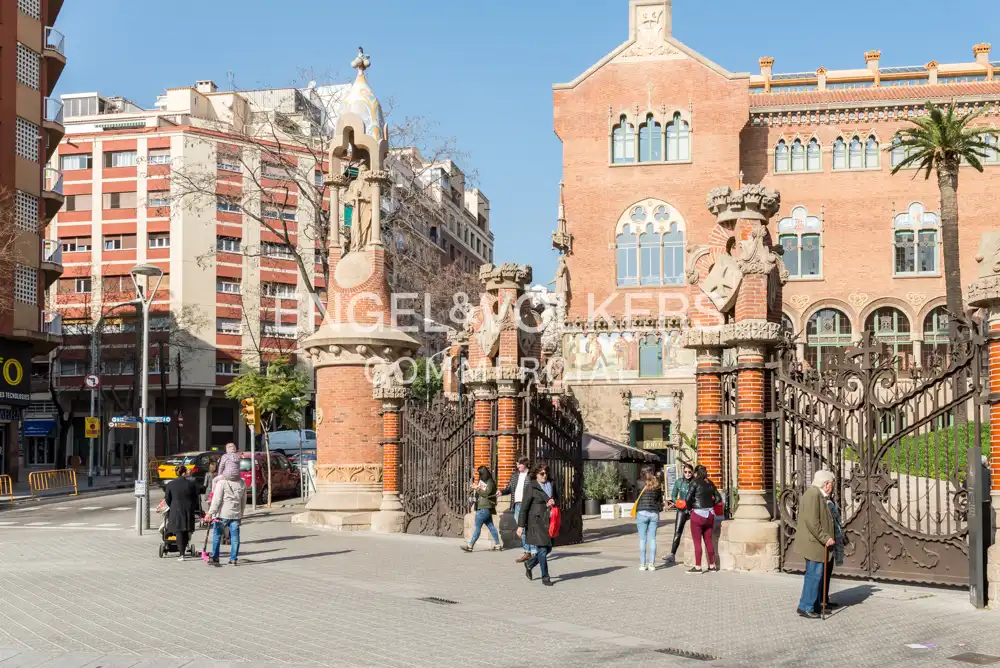Vista exterior de Edifici en venda en Barcelona