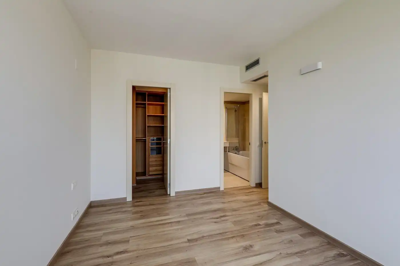 Wohnung zum Verkauf in Barcelona mit Klimaanlage, Heizung und Terrasse