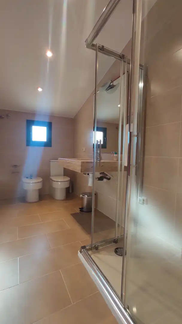 Badezimmer von Country house zum Verkauf in Roda de Berà mit Klimaanlage, Heizung und Privatgarten