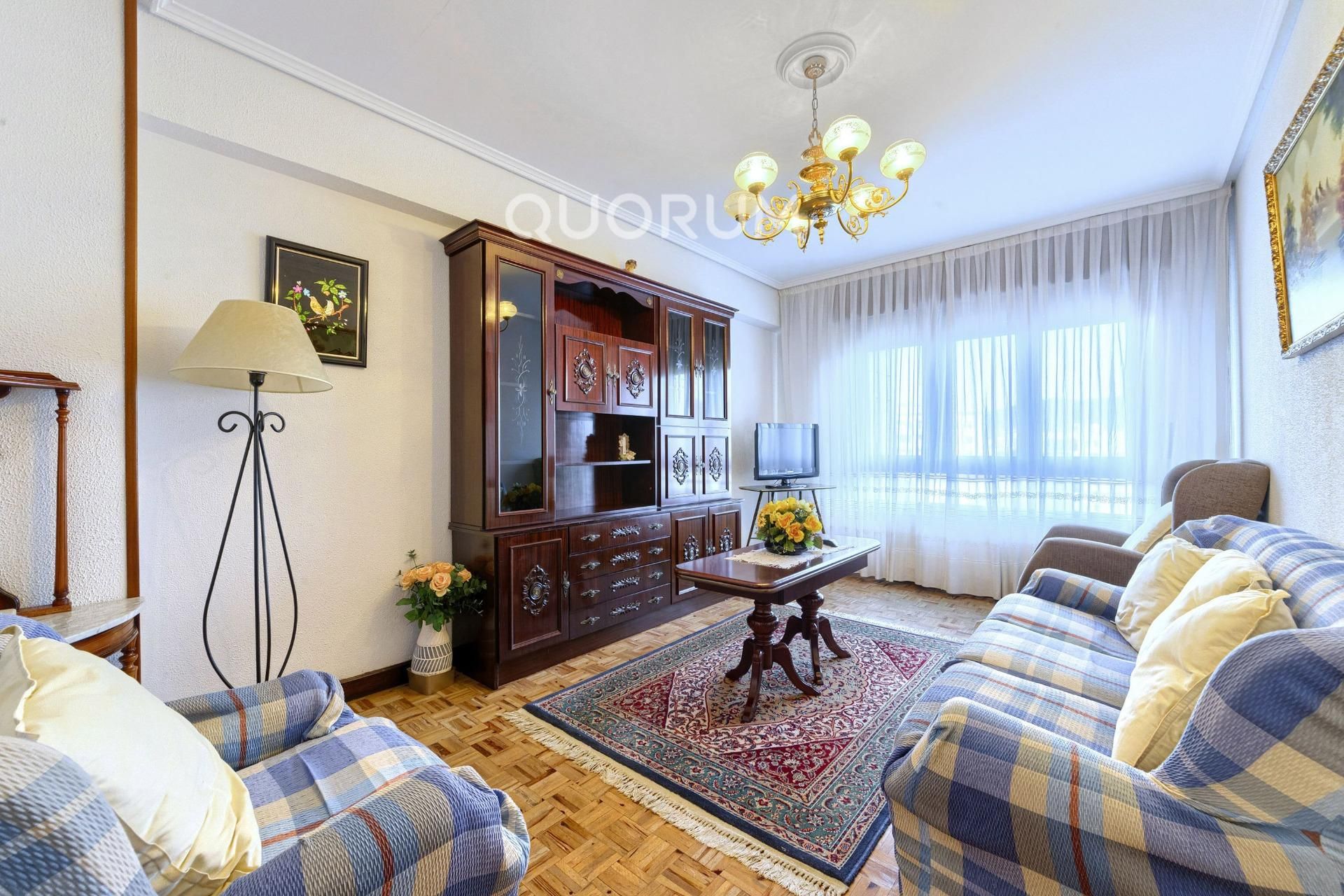 Sala de estar de Piso en venta en Basauri  con Calefacción, Trastero y Amueblado