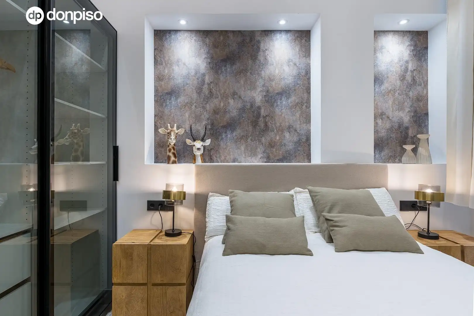 Schlafzimmer von Erdgeschoss zum Verkauf in Granada mit Klimaanlage, Privatgarten und Möbliert