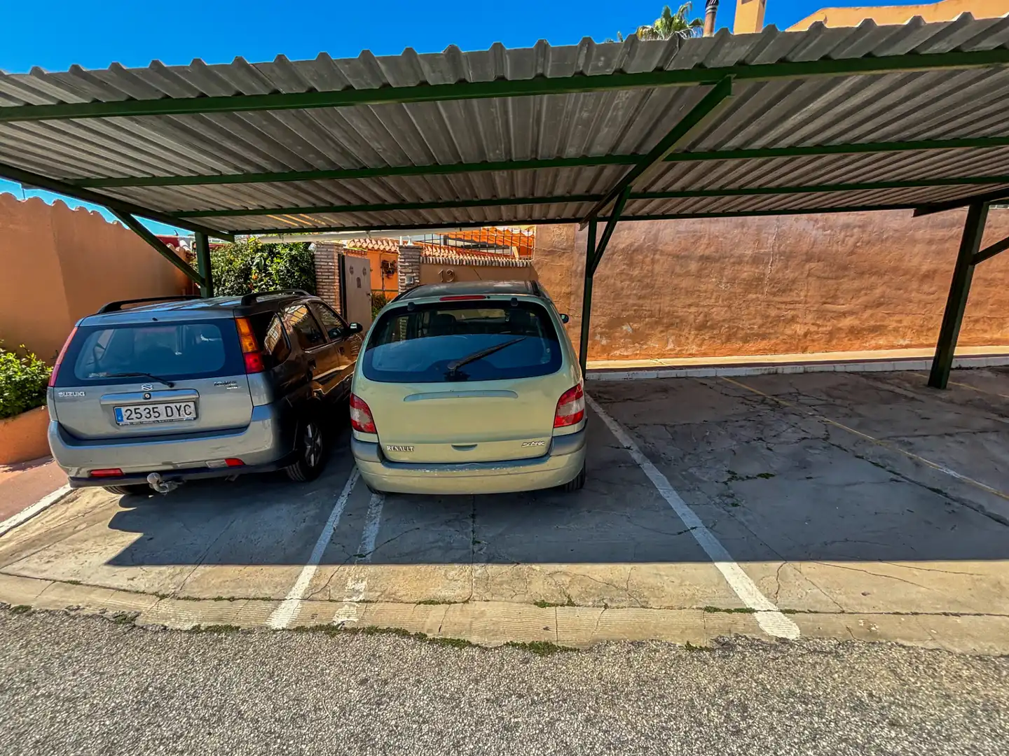 Parking de Casa adosada en venta en Estepona con Aire acondicionado, Calefacción y Terraza