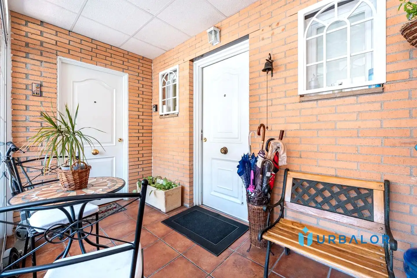 Vista exterior de Casa adosada en venda en Móstoles amb Aire condicionat, Calefacció i Jardí privat