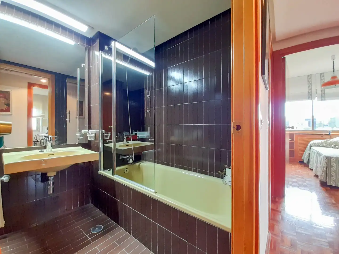 Bathroom of Flat for rent in Madrid  with Heating, Parquet flooring and Terrace