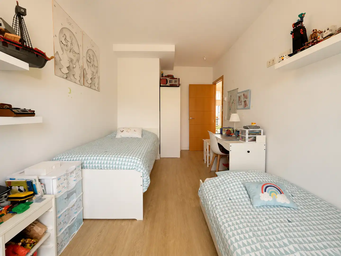 Habitación de Casa adosada en venta en Villaviciosa de Odón con Aire acondicionado, Calefacción y Jardín privado