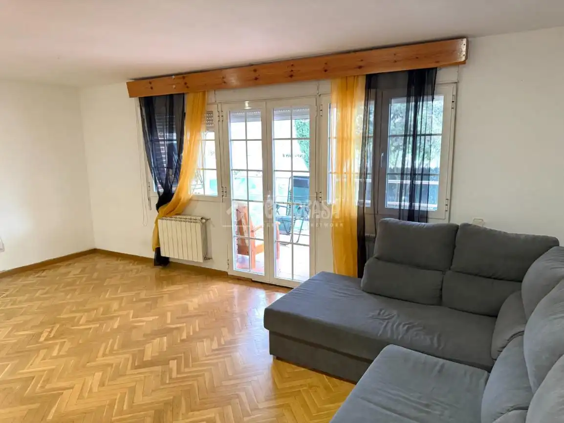 Wohnzimmer von Einfamilien-Reihenhaus zum Verkauf in Guadalajara mit Klimaanlage, Heizung und Privatgarten