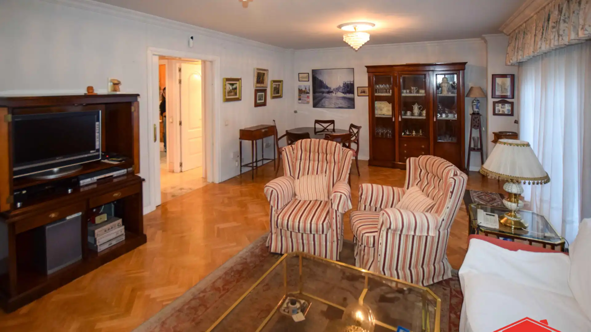 Sala de estar de Casa adosada en venta en Pozuelo de Alarcón con Aire acondicionado, Calefacción y Jardín privado