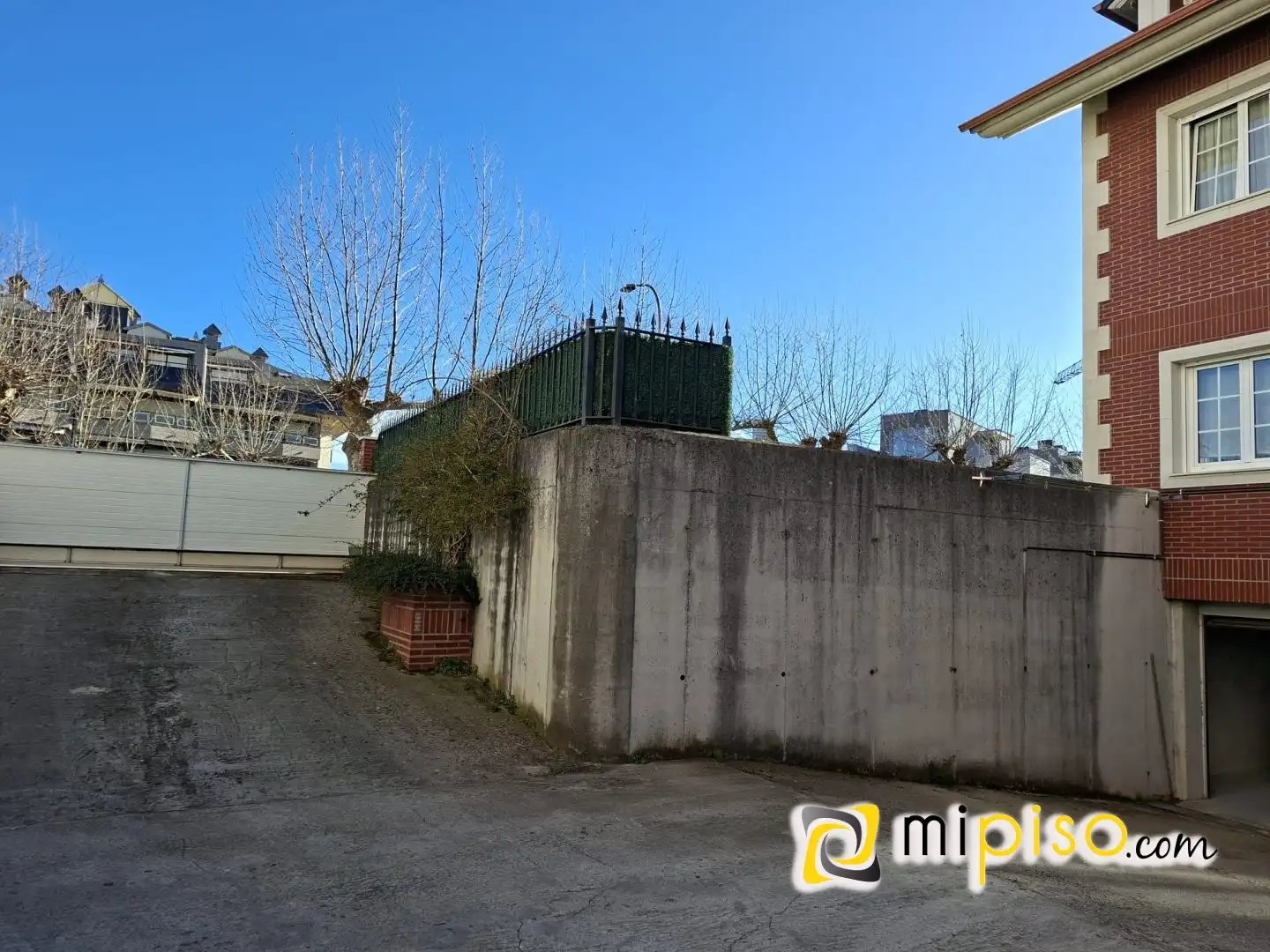 Parking de Casa o chalet de alquiler en Laredo con Calefacción, Jardín privado y Amueblado