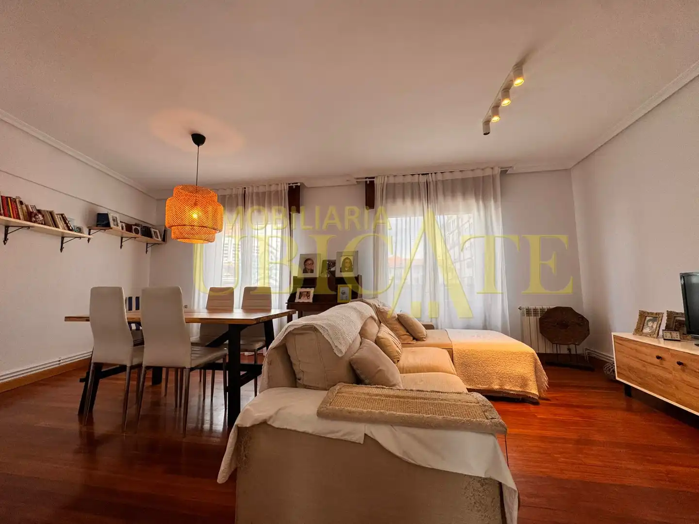 Sala de estar de Piso en venta en Castro-Urdiales con Calefacción, Terraza y Amueblado